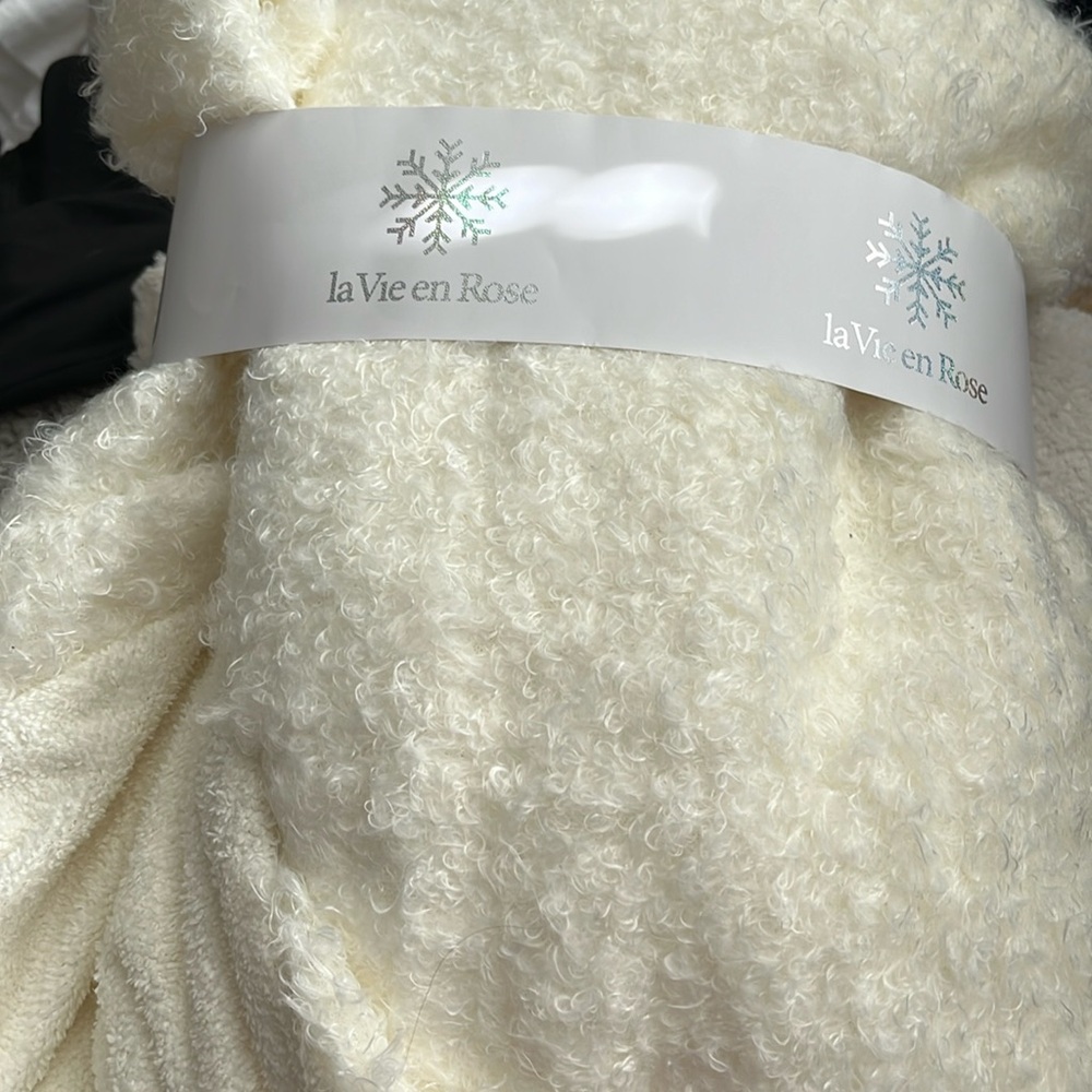 NWT La Vie en Rose lap blanket
